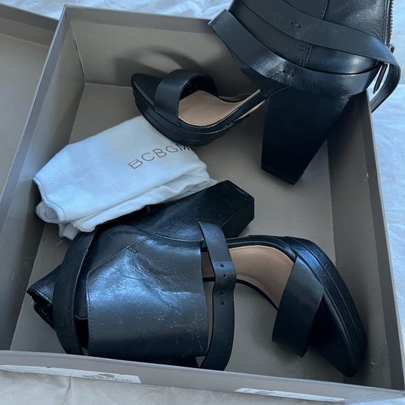 BCBG black leather sandals 6M - Picture 4 of 11